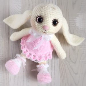 BUNNY-Amelia-crochet-toy-strawberry