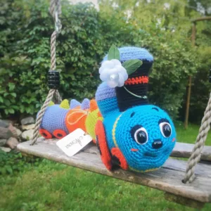 Amigurumi crochet train pattern – Thomas-inspired toy design with detailed wheels and smokestack by Monoxatoys